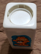 Load image into Gallery viewer, Vintage 1978 Collectible &quot;Garfield&quot; The Cat - Dixie Cup, Pop Up Dispenser. G/VG.