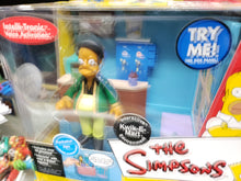 Load image into Gallery viewer, The Simpsons &quot;Kwik-E-Mart &amp; Exclusive Apu&quot; WORLD OF SPRINGFIELD - Playset &amp; Interactive Figure (Playmates)