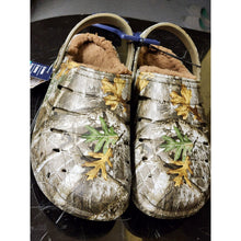 Load image into Gallery viewer, Rugged Shark Real Tree Men’s Camouflage Lined Sherpa EVA Clogs Size 7 NWT