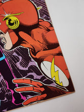 Load image into Gallery viewer, The Flash Vol 2 #31 Front Cover Flash Cowl Detail