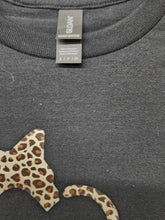 Load image into Gallery viewer, Gildan Heavy Cotton size Small collar tag